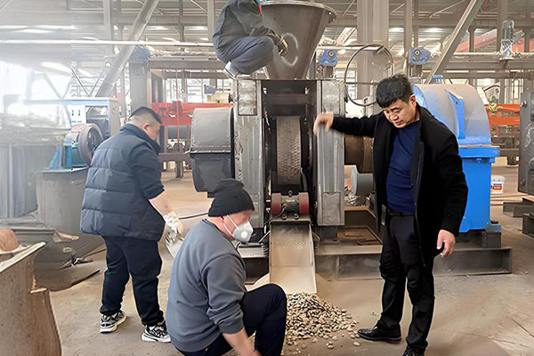 客戶(hù)來(lái)廠(chǎng)試機(jī)選購(gòu)合適的壓球機(jī)